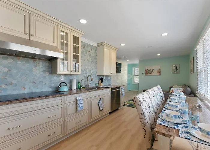Short Walk To The Beach Modern 2 Bedroom Summer Getaway